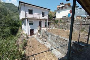 Villetta bifamiliare con giardino e cantine