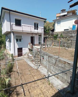 Villetta bifamiliare con giardino e cantine