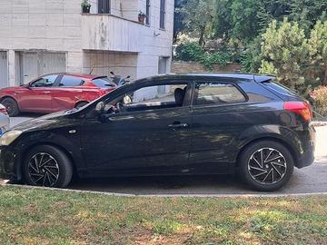 se vendi machina  kia seed  motore a benzina  cili