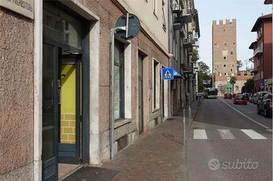NEGOZIO FRONTESTRADA ADIACENTE AL CENTRO STORICO