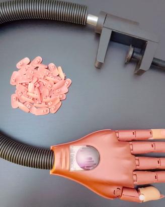 Mano per pratica ricostruzione unghie gel nail art