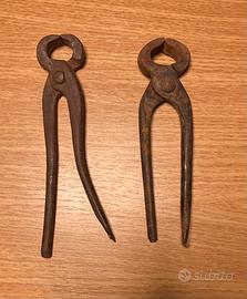 Due Antiche Tenaglie Forgiate a Mano