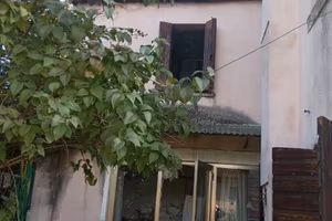 Casa datata grande, con grande giardino