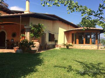 Villa di 400 m² con 5 locali e box auto doppio a G