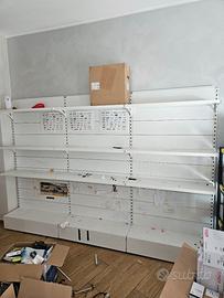 SCAFFALATURA IN METALLO RESISTENTE CON SCAFFALI