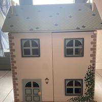 Casetta delle bambole in legno