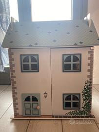 Casetta delle bambole in legno