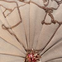 Lunga collana in acciaio con ciondolo apribile