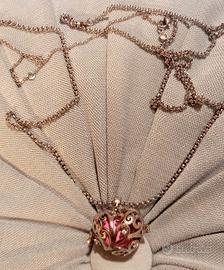 Lunga collana in acciaio con ciondolo apribile