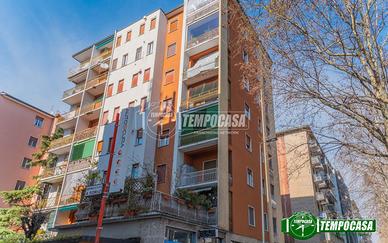 IN CONTESTO CON PORTINERIA, 3 LOCALI CON DUE BALCO