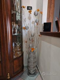 lampada da terra in metallo illuminata 