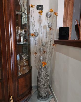 lampada da terra in metallo illuminata 