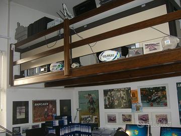 Soppalco / legno scuro / inc. scala