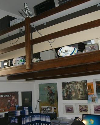 Soppalco / legno scuro / inc. scala