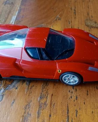 Modello Ferrari Enzo Ferrari con Motore 1:38