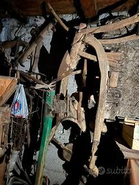 Attrezzi vecchi pompa aratro cariola piana