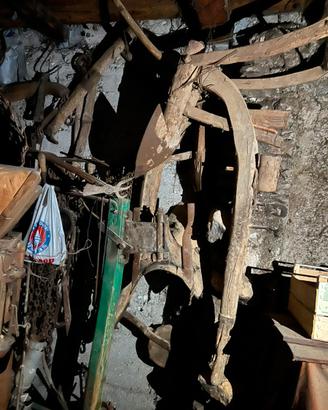 Attrezzi vecchi pompa aratro cariola piana