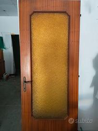 porta in legno con vetro giallo