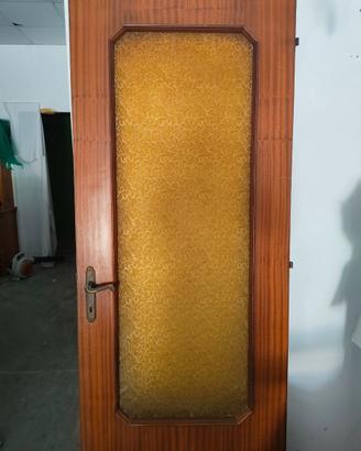 porta in legno con vetro giallo