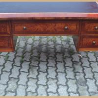 Scrivania intarsiata con piedi a spillo