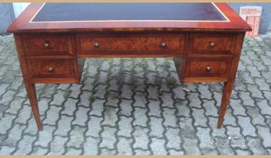 Scrivania intarsiata con piedi a spillo