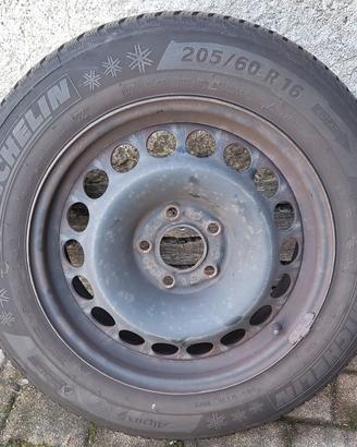 205 60 16 Gomme Inv  Michelin con cerchi acciaio