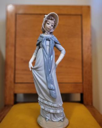 statuina in porcellana NAO