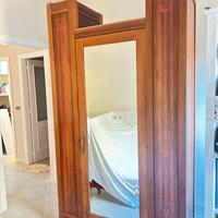 Armadio in legno con specchio – €199