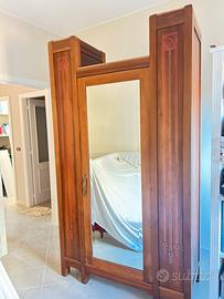 Armadio in legno con specchio – €199