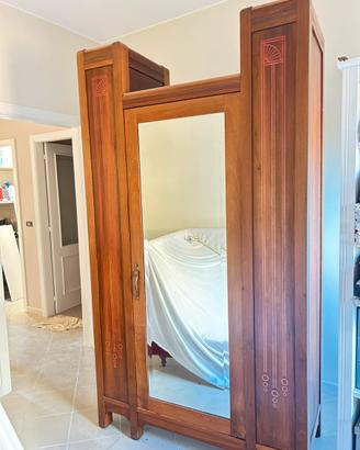 Armadio in legno con specchio – €199