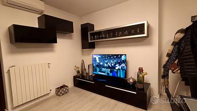 Parete attrezzata colore nero lucido