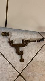 Porta polvere da sparo e pressa per cartucce