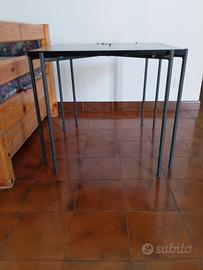 Tavolini in marmo scuro struttura in metallo