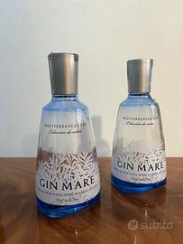 Due bottiglie vuote di gin mare
