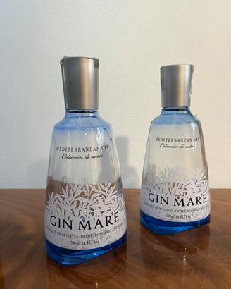 Due bottiglie vuote di gin mare