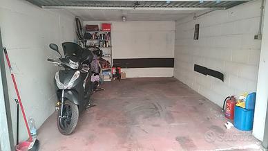  box di 25 mq in via trinitapoli 