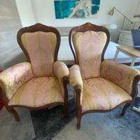 Poltrone in legno con tappezzeria fantasia