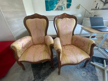 Poltrone in legno con tappezzeria fantasia