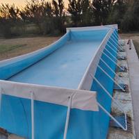 piscina laghetto con piccolo foro da riparare,