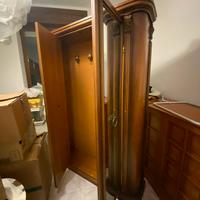 Armadio classico in legno con specchio