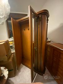 Armadio classico in legno con specchio