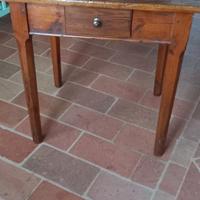 Tavolino in abete con cassetto