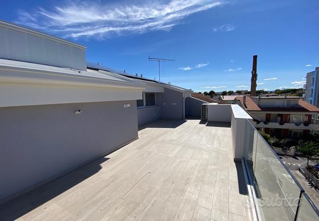 ATTICO ampio e luminoso con terrazzi, posto auto e