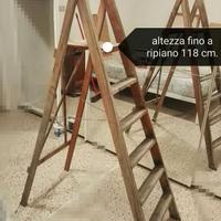 Scala a compasso in legno.