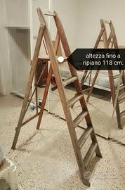 Scala a compasso in legno.