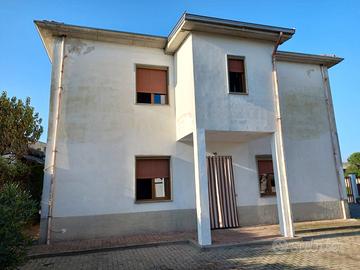 Villa con giardino e terreno a Borgo San Siro (PV)