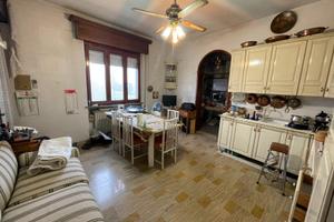 Villa bifamigliare di ampia metratura