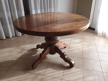 Tavolo rotondo in legno massiccio con sedie