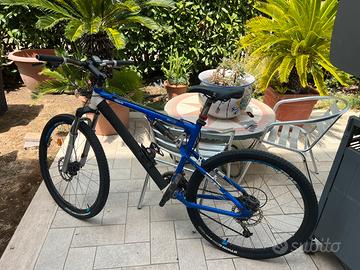 Bicicletta bianchi Volvo marciante
