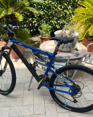 Bicicletta bianchi Volvo marciante
